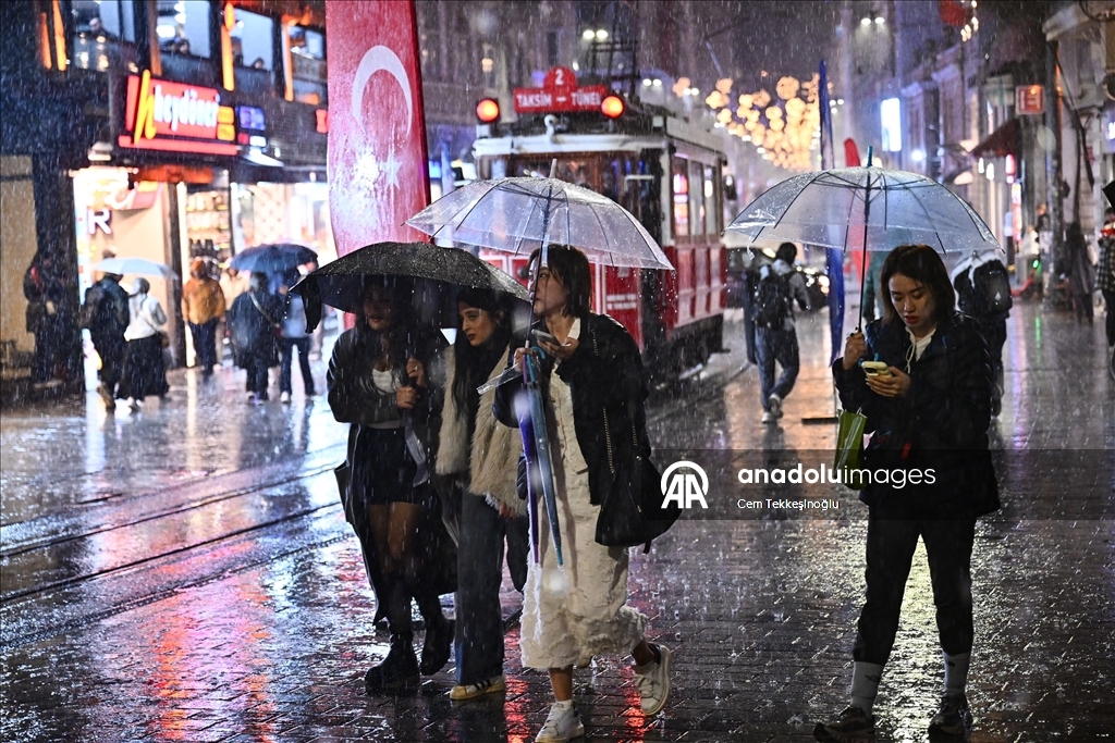 İstanbul'un bazı bölgelerinde sağanak etkili oluyor