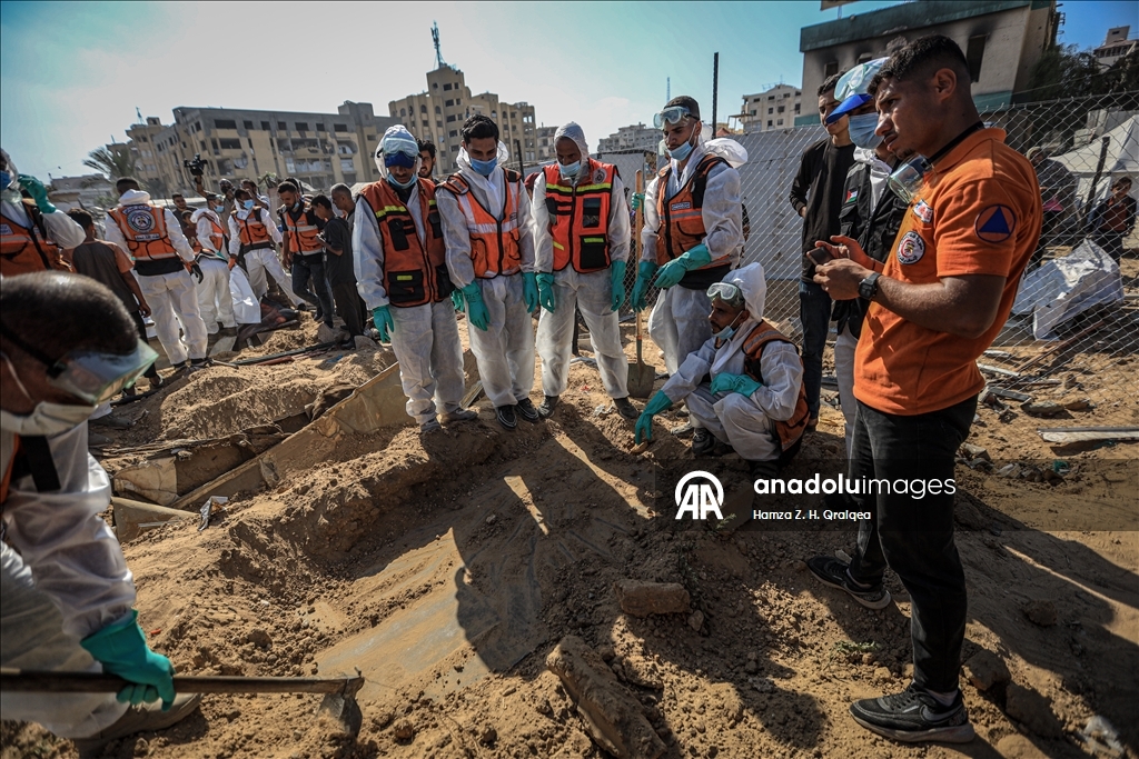 Gazze'de kimlikleri tespit edilemeyen Filistinlilerin naaşları Deyr Belah'a nakledildi