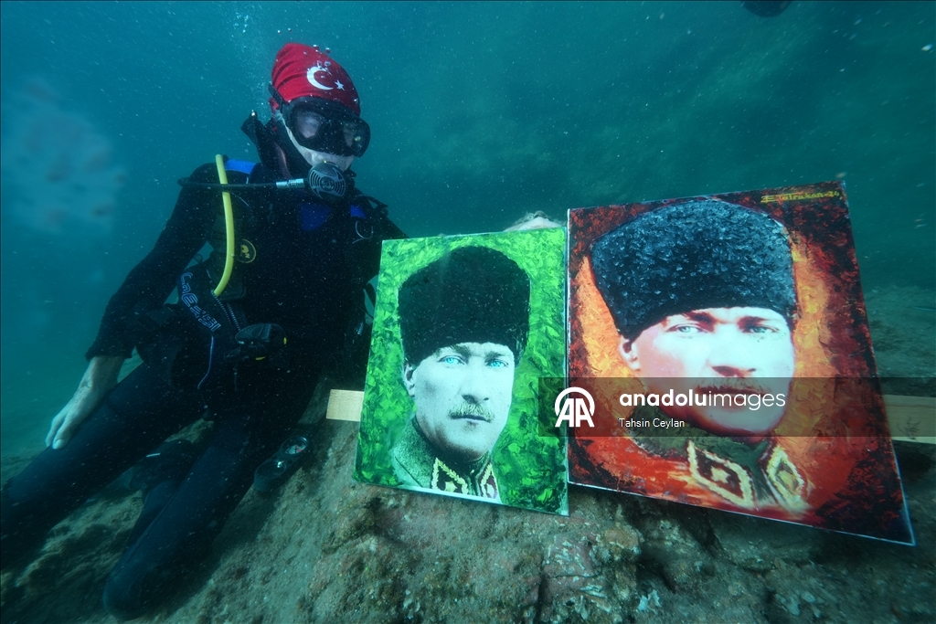 Cumhuriyet'in kuruluşunun 102. yılını su altında Atatürk portresi boyayarak kutladılar