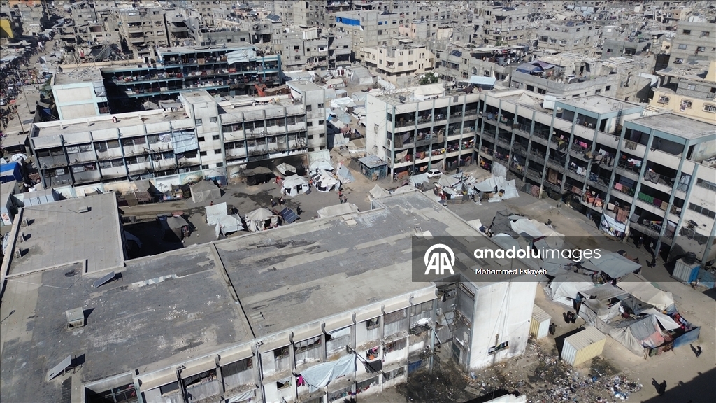  Han Yunus kentindeki UNRWA’ya ait bir okul, evleri yıkılan Filistinlilerin barınma merkezine dönüştü