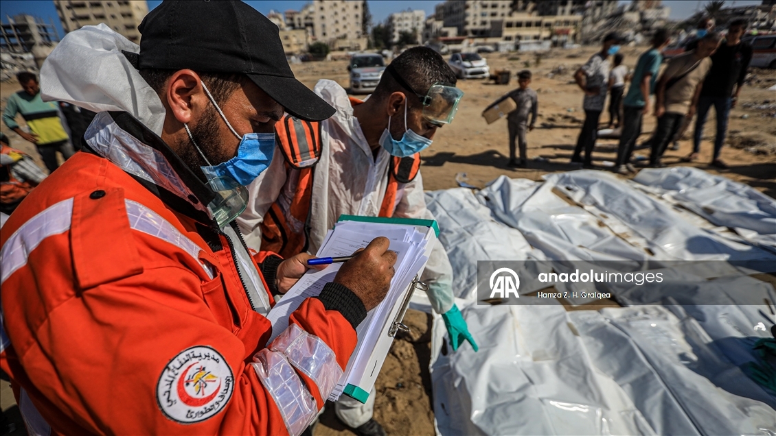 Gazze'de kimlikleri tespit edilemeyen Filistinlilerin naaşları Deyr Belah'a nakledildi