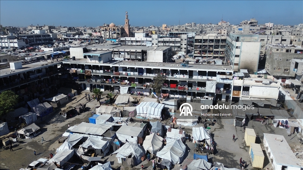  Han Yunus kentindeki UNRWA’ya ait bir okul, evleri yıkılan Filistinlilerin barınma merkezine dönüştü