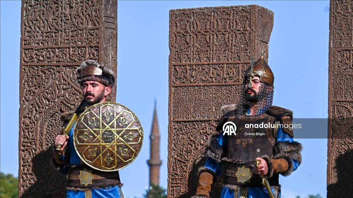 Jandarma personeli Selçuklu Meydan Mezarlığı'nda "saygı nöbeti" tutuyo