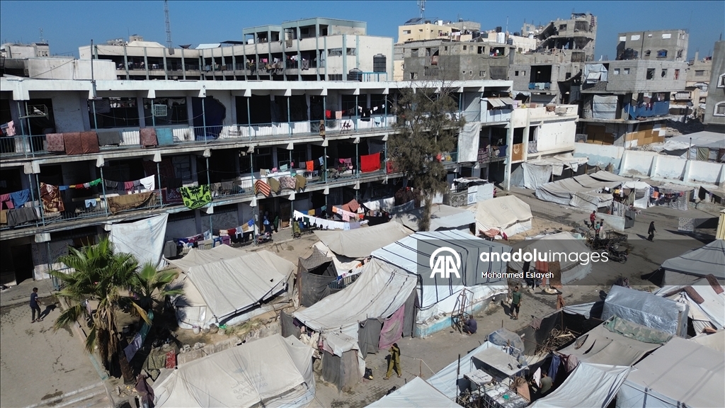  Han Yunus kentindeki UNRWA’ya ait bir okul, evleri yıkılan Filistinlilerin barınma merkezine dönüştü