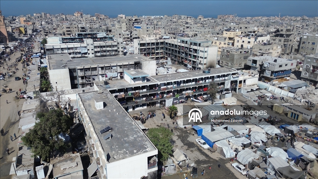  Han Yunus kentindeki UNRWA’ya ait bir okul, evleri yıkılan Filistinlilerin barınma merkezine dönüştü