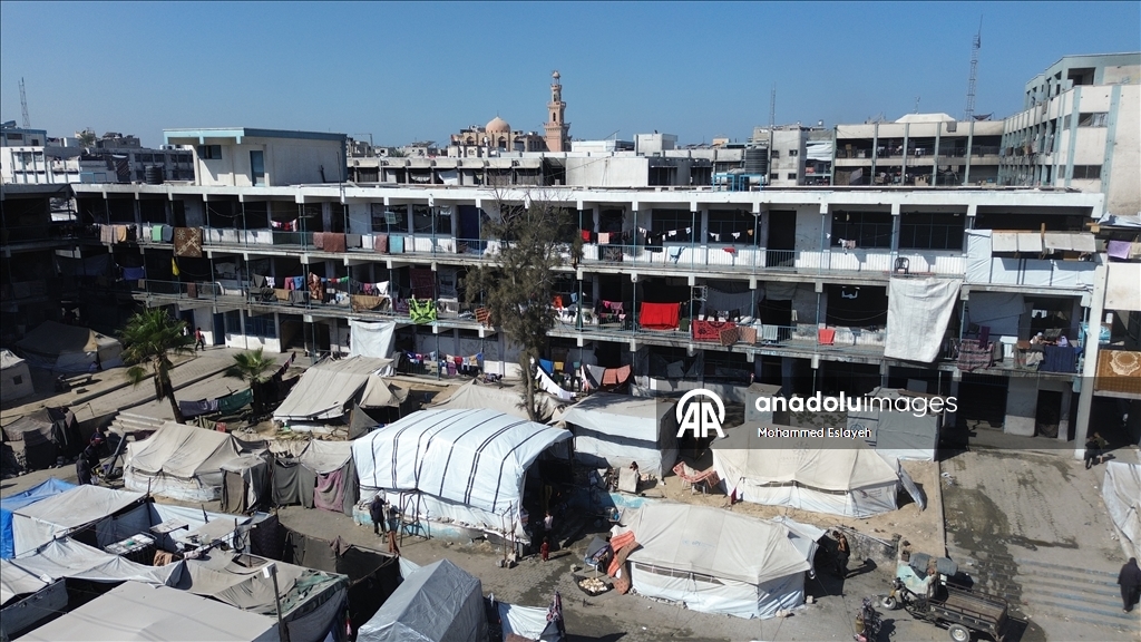  Han Yunus kentindeki UNRWA’ya ait bir okul, evleri yıkılan Filistinlilerin barınma merkezine dönüştü