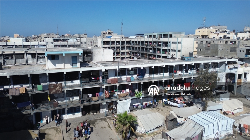  Han Yunus kentindeki UNRWA’ya ait bir okul, evleri yıkılan Filistinlilerin barınma merkezine dönüştü
