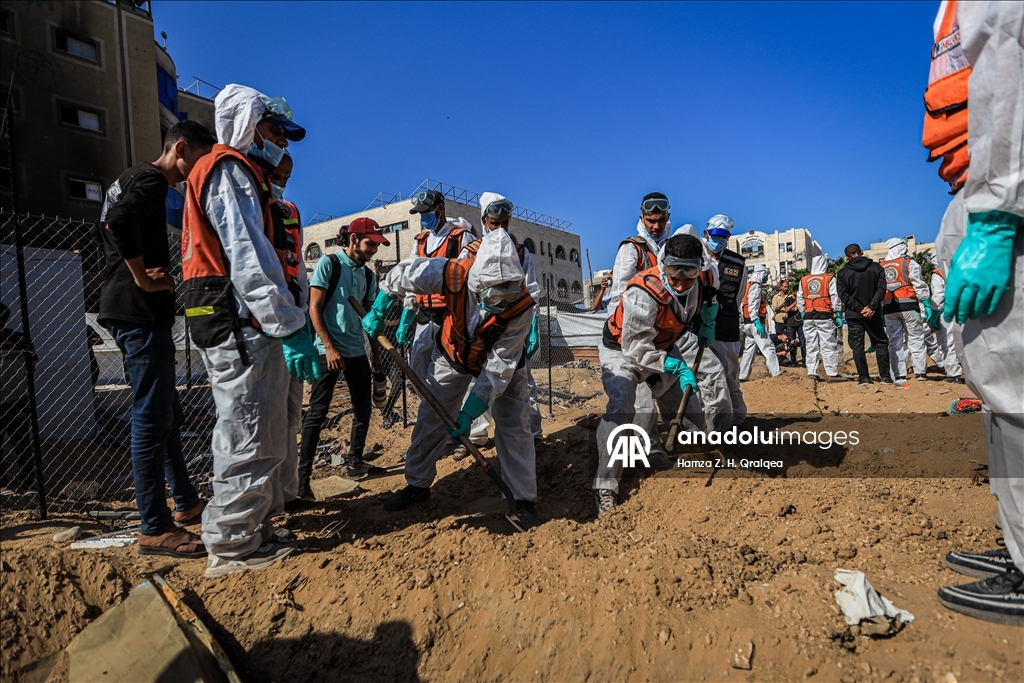 Gazze'de kimlikleri tespit edilemeyen Filistinlilerin naaşları Deyr Belah'a nakledildi