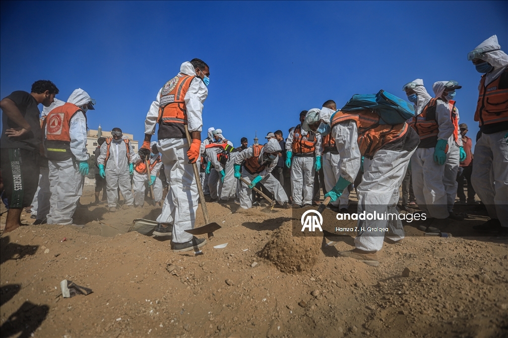 Gazze'de kimlikleri tespit edilemeyen Filistinlilerin naaşları Deyr Belah'a nakledildi