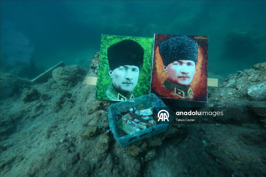 Cumhuriyet'in kuruluşunun 102. yılını su altında Atatürk portresi boyayarak kutladılar