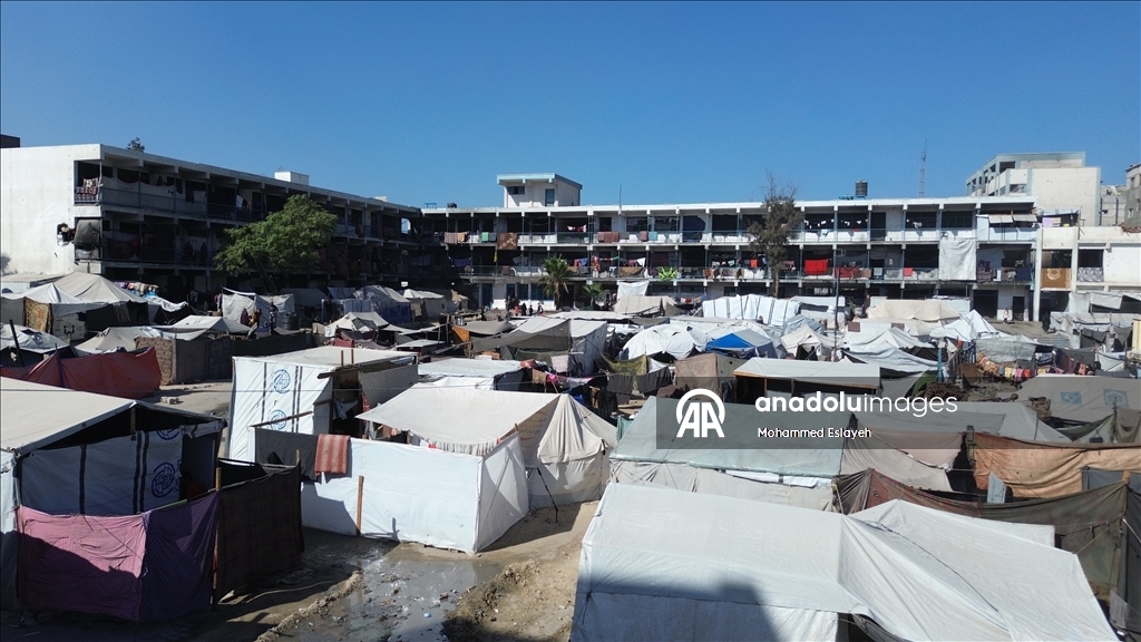  Han Yunus kentindeki UNRWA’ya ait bir okul, evleri yıkılan Filistinlilerin barınma merkezine dönüştü