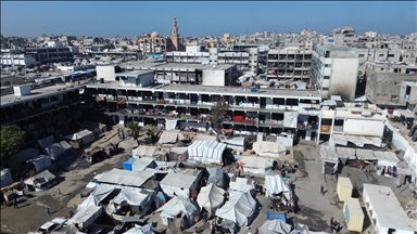 Han Yunus kentindeki UNRWA’ya ait bir okul, evleri yıkılan Filistinlilerin barınma merkezine dönüştü