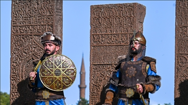 Jandarma personeli Selçuklu Meydan Mezarlığı'nda "saygı nöbeti" tutuyor