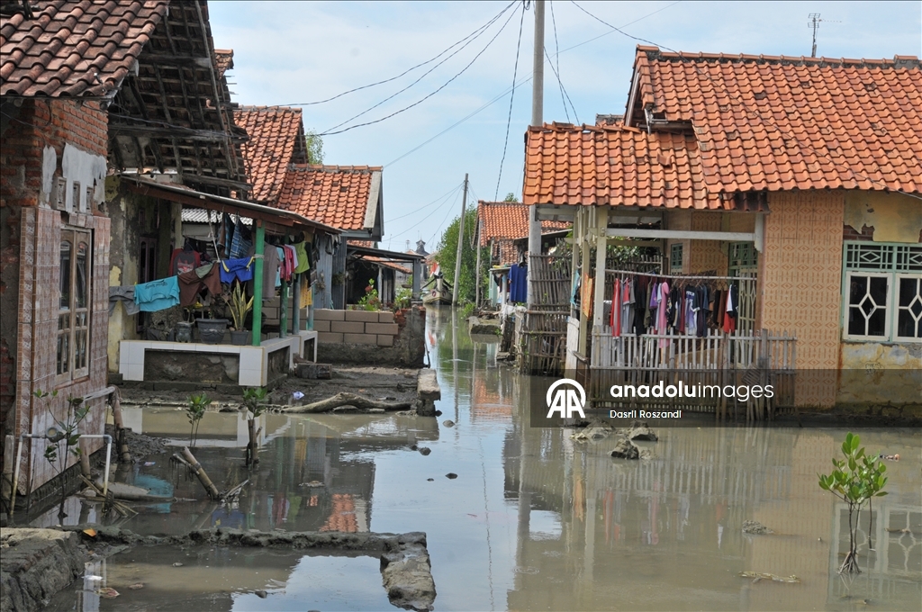 Endonezya'nın kuzey Java kıyı yerleşimlerinde gelgit seli yıkıma neden oldu