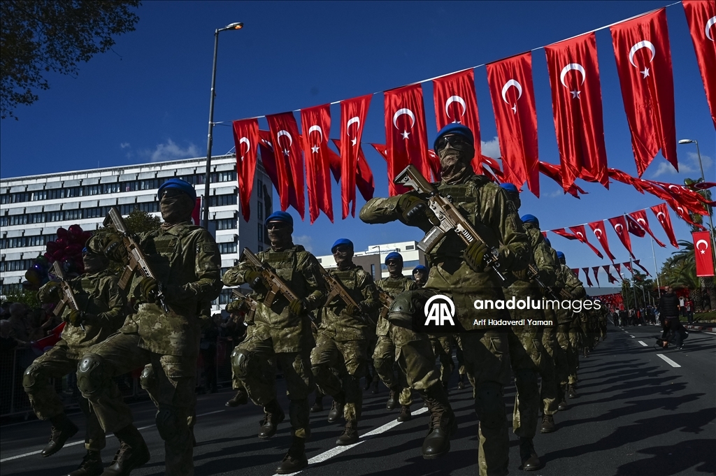 إسطنبول.. عروض شعبية وعسكرية بمناسبة عيد الجمهورية