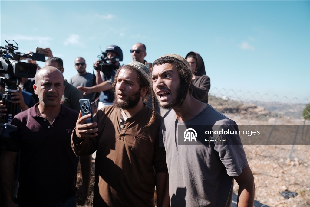 الضفة.. مستوطنون إسرائيليون يعيقون عمل قاطفي الزيتون في رام الله