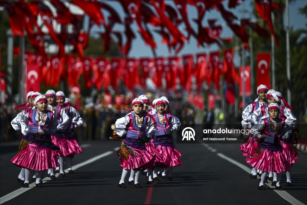 İstanbul'da Cumhuriyet'in 102. yıl dönümü dolayısıyla tören düzenlendi