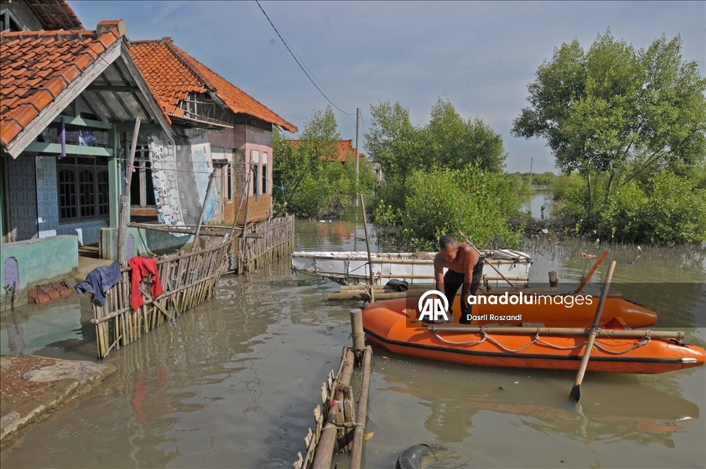 Endonezya'nın kuzey Java kıyı yerleşimlerinde gelgit seli yıkıma neden oldu
