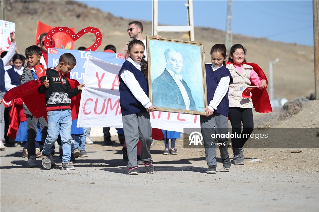 Sınır köyünde yürekleri ısıtan Cumhuriyet coşkusu