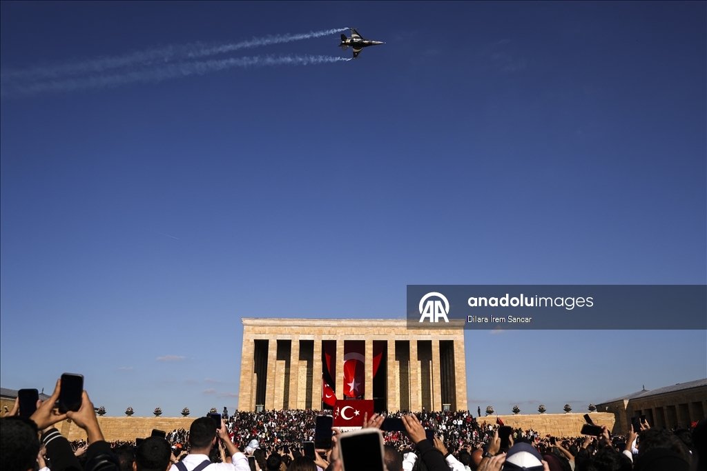 Ekipi akrobatik SOLOTURK, shfaqje fluturimi mbi Anitkabir për 102-vjetorin e Republikës