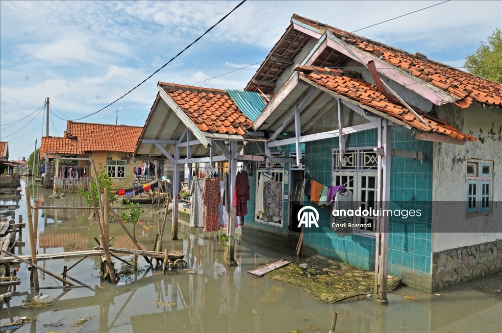 Endonezya'nın kuzey Java kıyı yerleşimlerinde gelgit seli yıkıma neden oldu