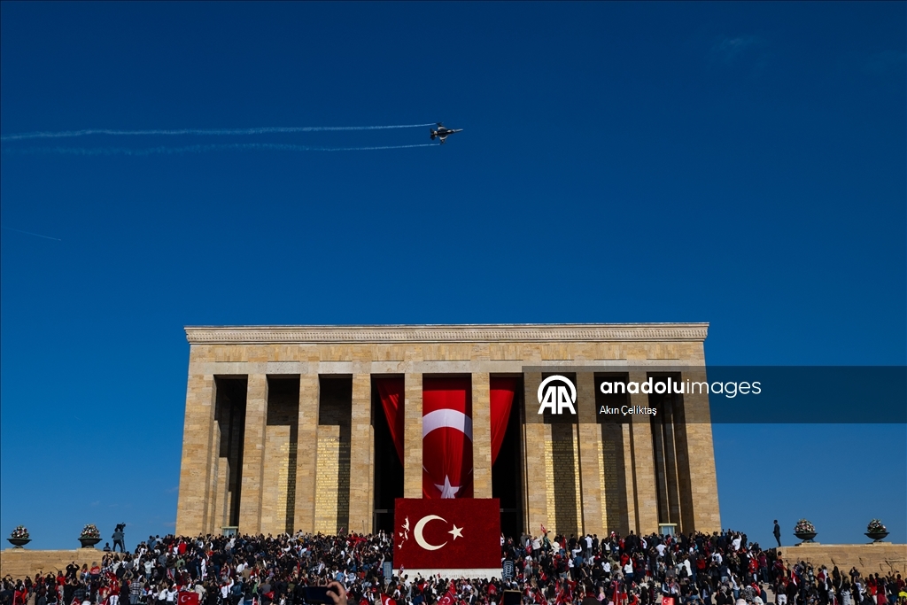 Ekipi akrobatik SOLOTURK, shfaqje fluturimi mbi Anitkabir për 102-vjetorin e Republikës
