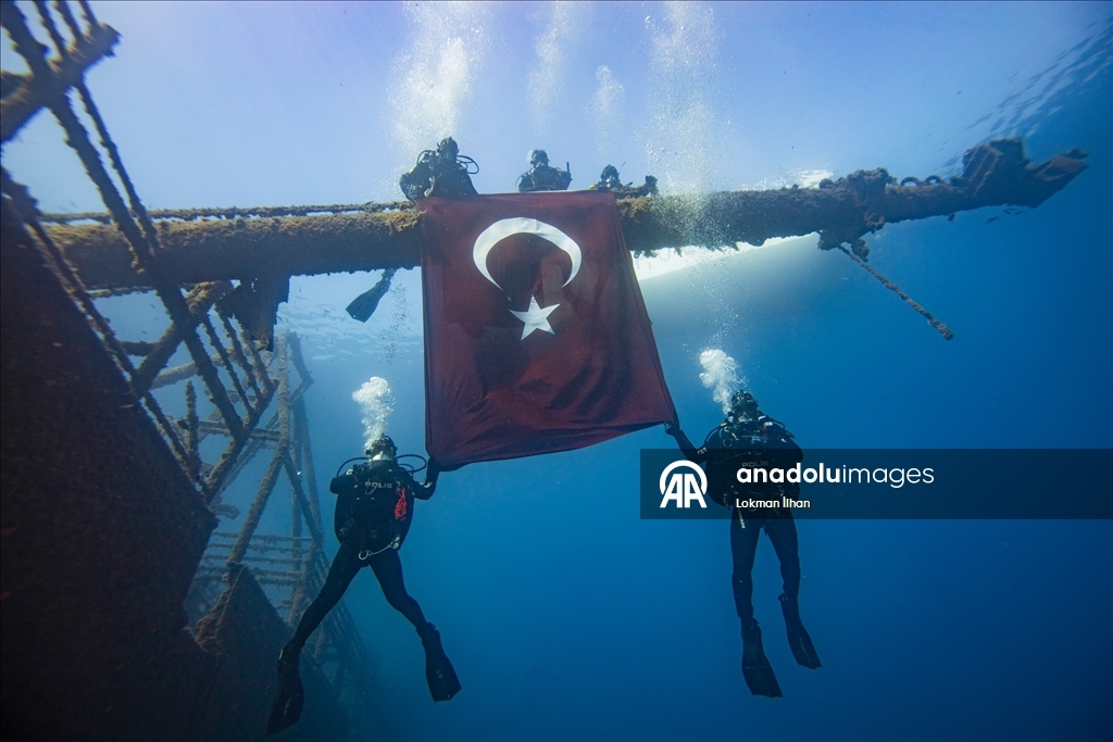Deniz polisleri 29 Ekim'i su altında bayrak açarak kutladı