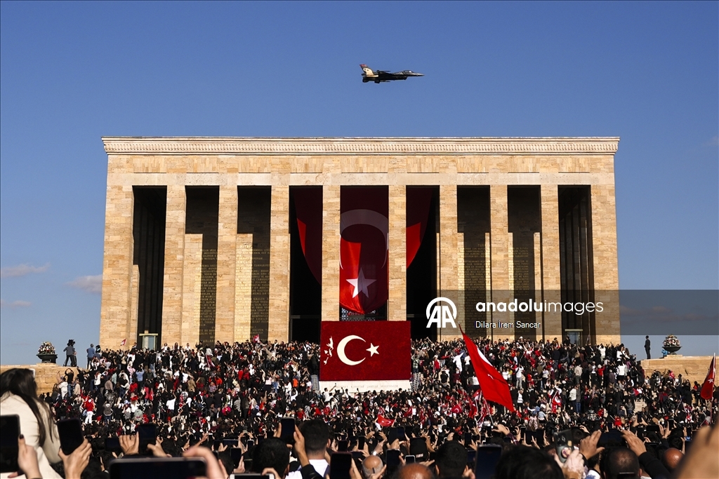 Ekipi akrobatik SOLOTURK, shfaqje fluturimi mbi Anitkabir për 102-vjetorin e Republikës