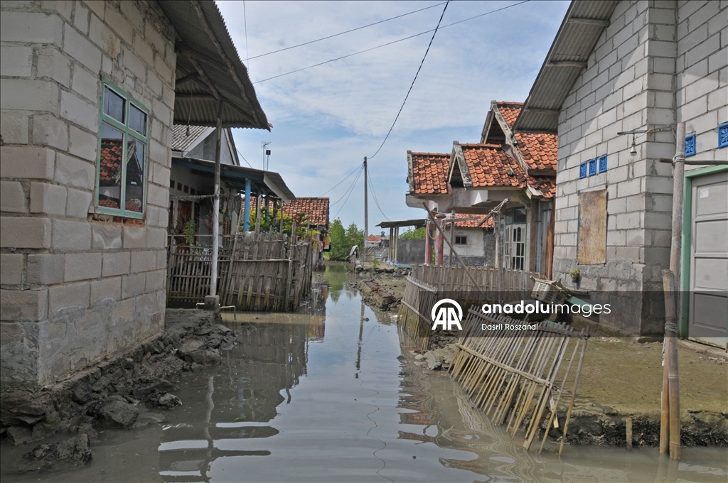 Endonezya'nın kuzey Java kıyı yerleşimlerinde gelgit seli yıkıma neden oldu