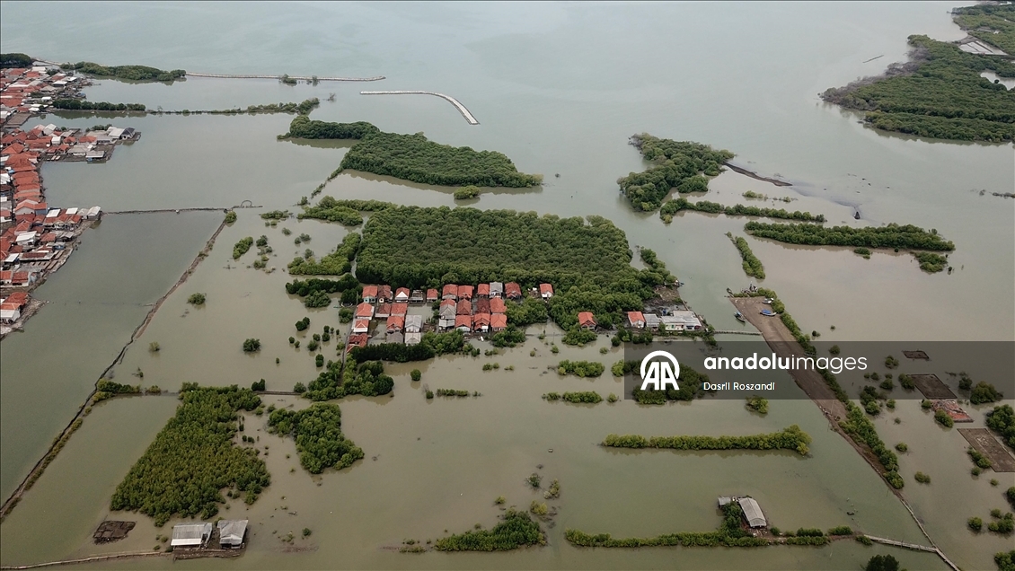 Endonezya'nın kuzey Java kıyı yerleşimlerinde gelgit seli yıkıma neden oldu