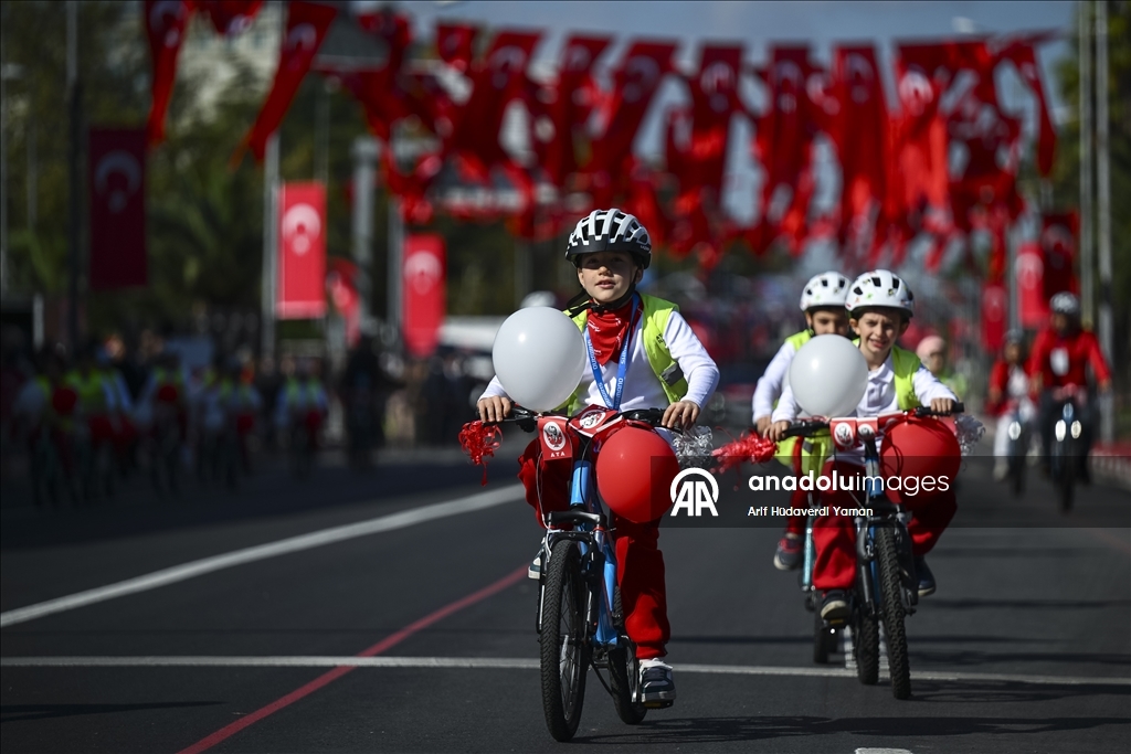 إسطنبول.. عروض شعبية وعسكرية بمناسبة عيد الجمهورية