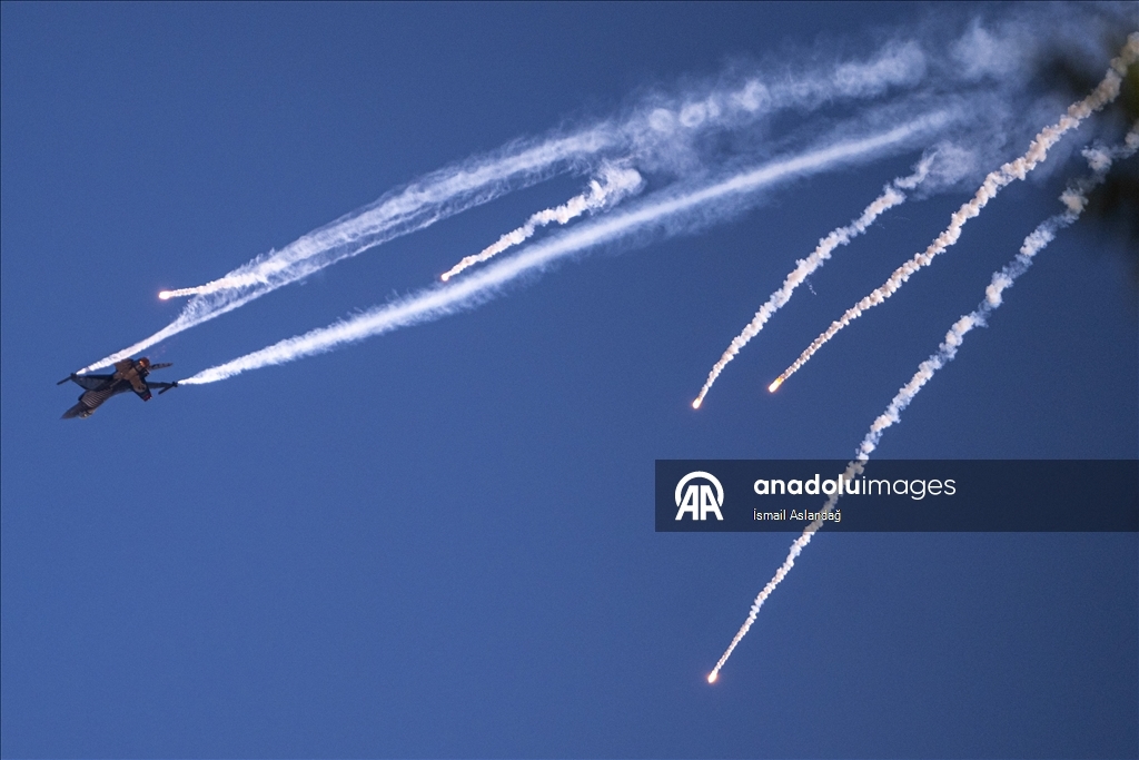 Ekipi akrobatik SOLOTURK, shfaqje fluturimi mbi Anitkabir për 102-vjetorin e Republikës