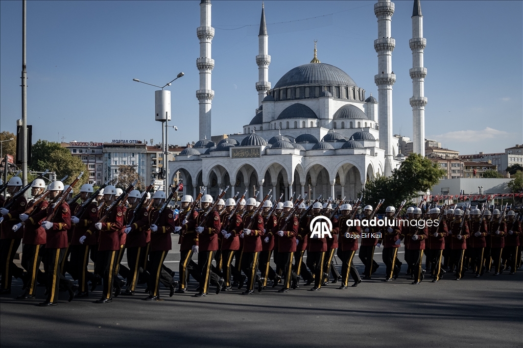 Ankara'da Cumhuriyet Bayramı dolayısıyla resmi geçit töreni yapıldı