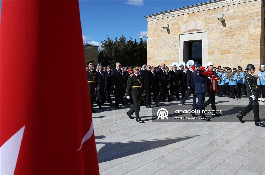 Cumhurbaşkanı Erdoğan başkanlığındaki devlet erkanı Anıtkabir'i ziyaret etti