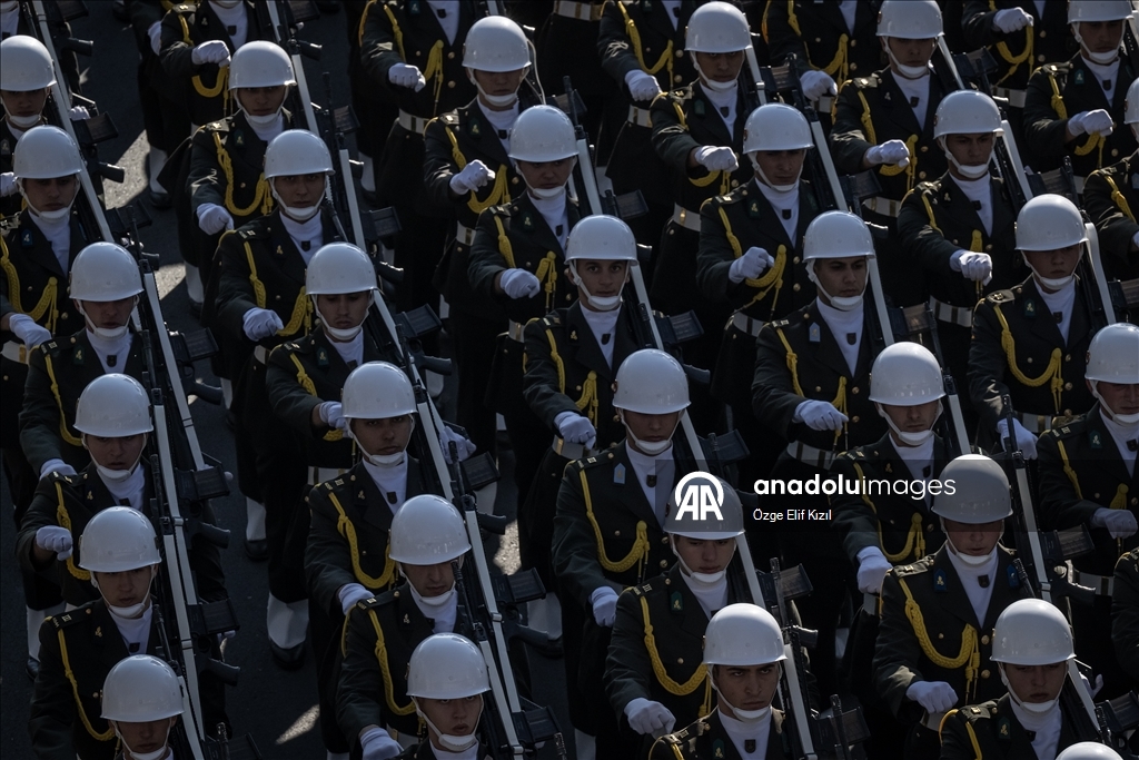 Ankara'da Cumhuriyet Bayramı dolayısıyla resmi geçit töreni yapıldı