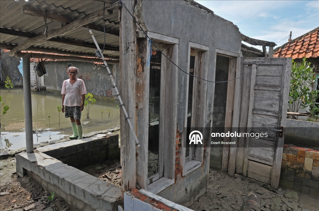 Endonezya'nın kuzey Java kıyı yerleşimlerinde gelgit seli yıkıma neden oldu