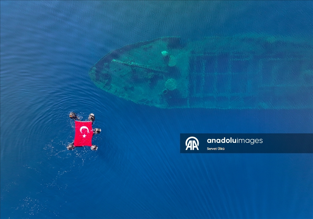 Deniz polisleri 29 Ekim'i su altında bayrak açarak kutladı
