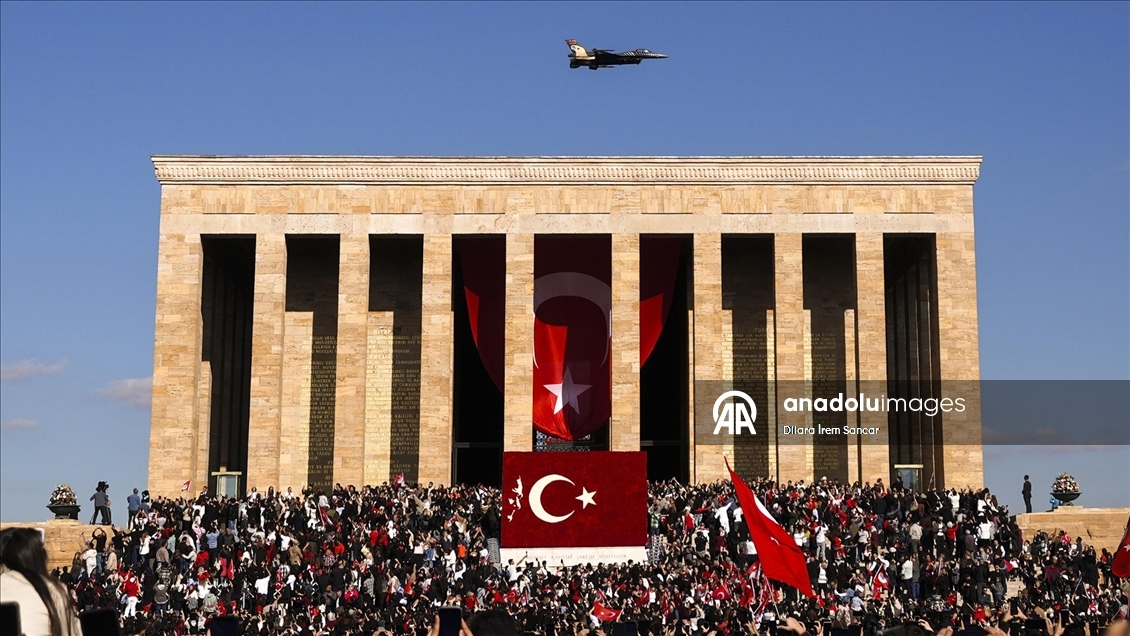 SOLOTÜRK'ten Anıtkabir üzerinde Cumhuriyet'in 102. yıl dönümüne özel uçuş gösterisi