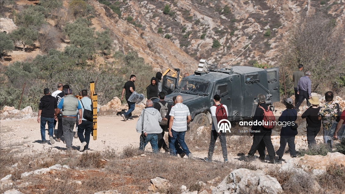 Filistin topraklarını gasbeden İsraillilerin, Batı Şeria'da zeytin hasadı yapan çiftçilere yönelik saldırıları