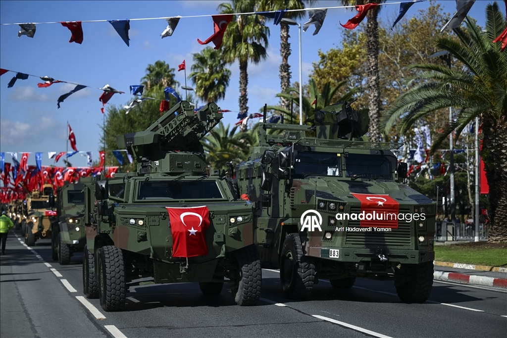 إسطنبول.. عروض شعبية وعسكرية بمناسبة عيد الجمهورية