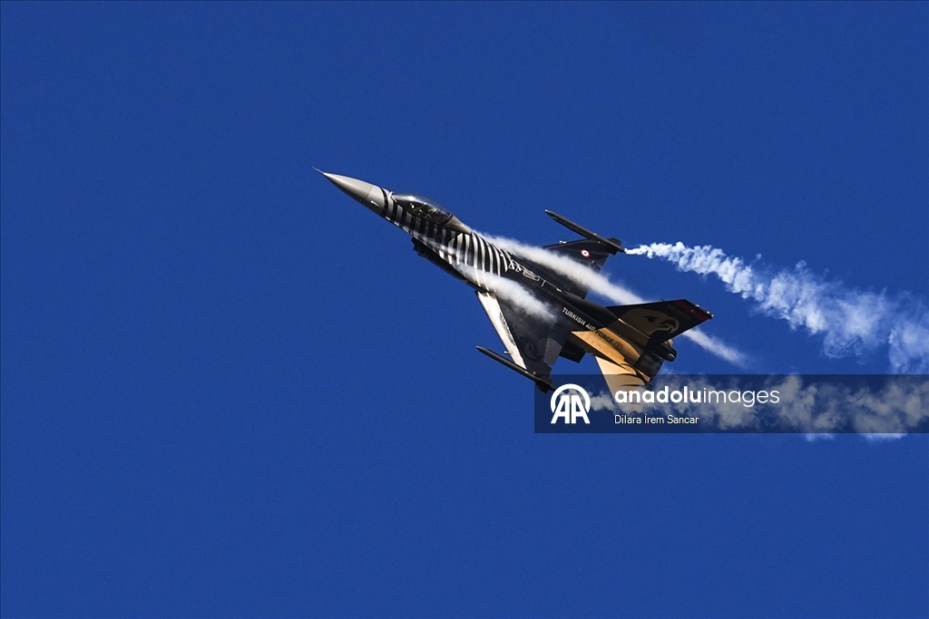 Ekipi akrobatik SOLOTURK, shfaqje fluturimi mbi Anitkabir për 102-vjetorin e Republikës