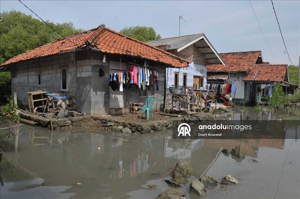 Endonezya'nın kuzey Java kıyı yerleşimlerinde gelgit seli yıkıma neden oldu