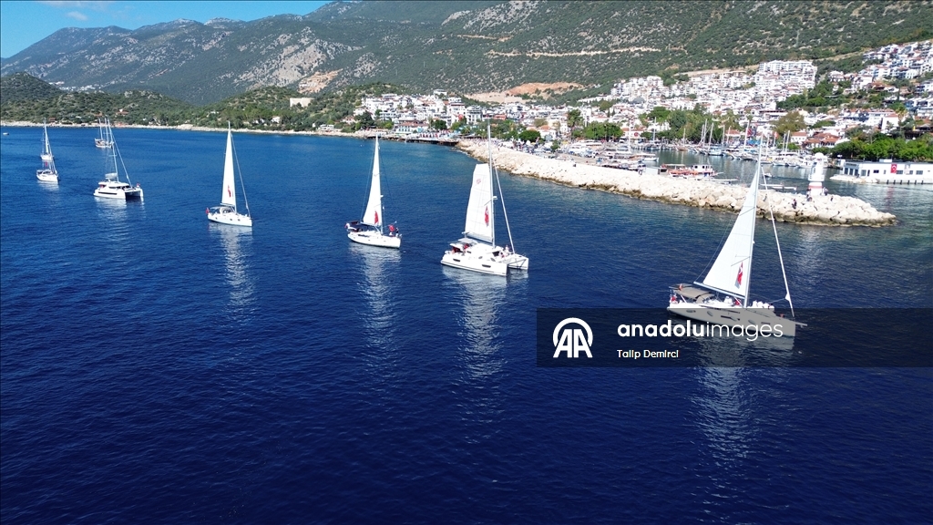 Antalya'da 50 paraşütçü Türk bayraklarıyla atlayış yaptı