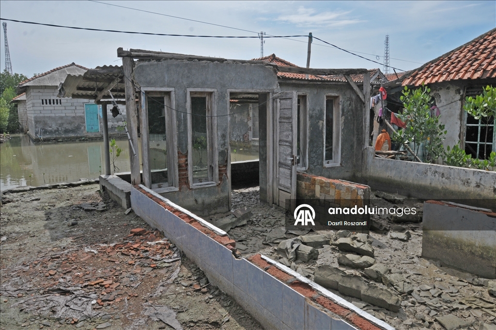 Endonezya'nın kuzey Java kıyı yerleşimlerinde gelgit seli yıkıma neden oldu