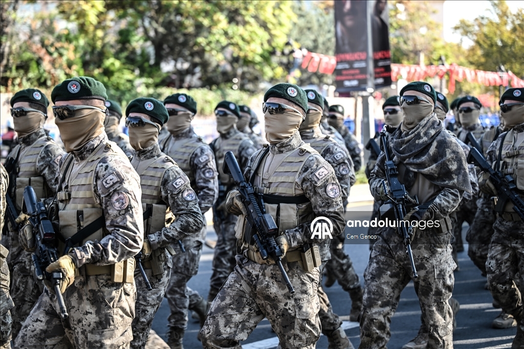 Ankara'da Cumhuriyet Bayramı dolayısıyla resmi geçit töreni yapıldı
