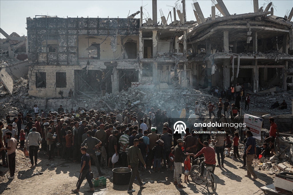 Gazze'nin kuzeyindeki Beyt Lahya'daki Filistinlilere sıcak yemek dağıtıldı