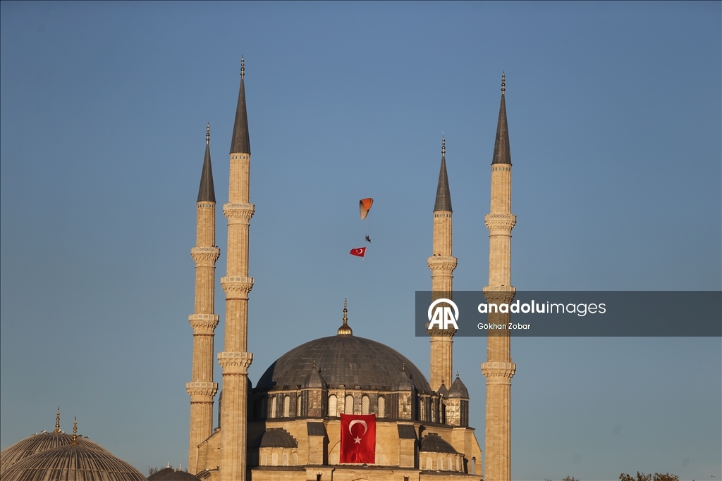 Selimiye Meydanı'nda paramotor gösterisi yapıldı