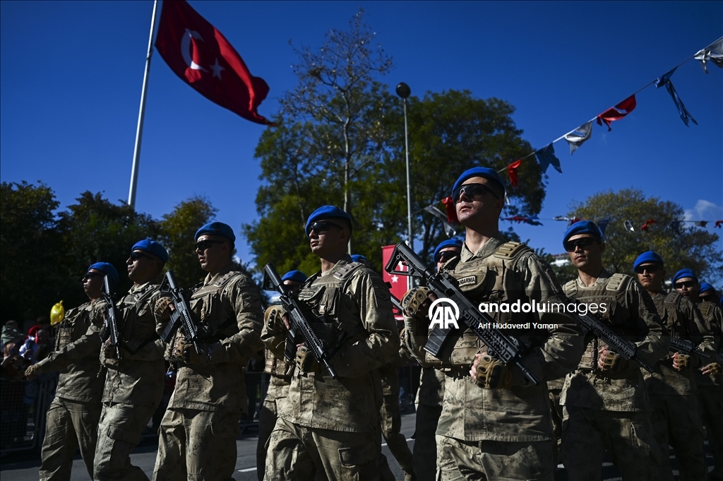 إسطنبول.. عروض شعبية وعسكرية بمناسبة عيد الجمهورية