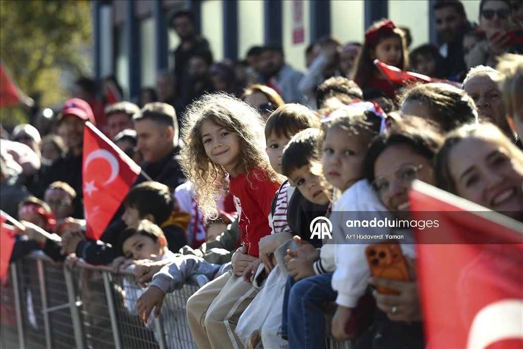 إسطنبول.. عروض شعبية وعسكرية بمناسبة عيد الجمهورية