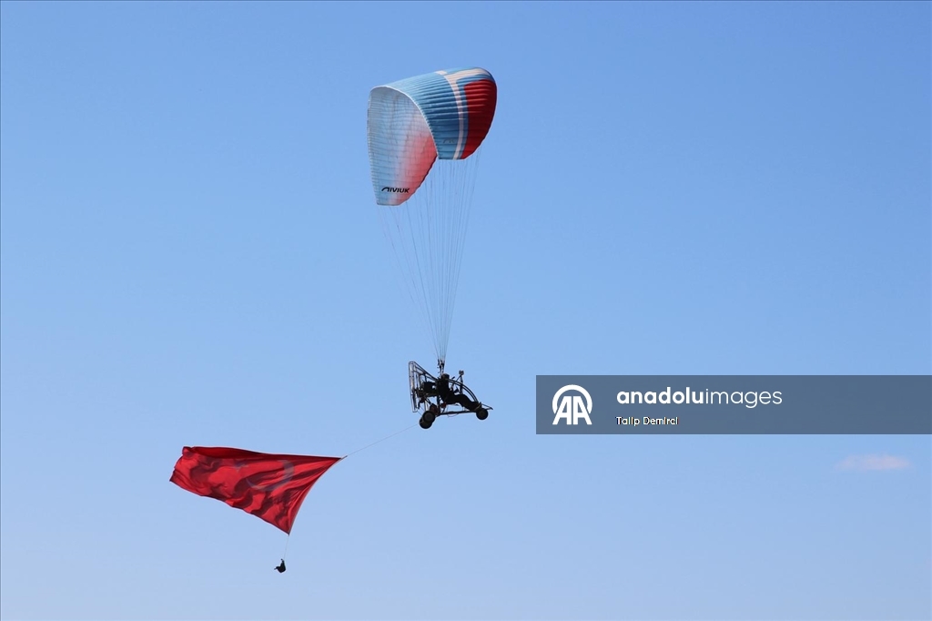 Antalya'da 50 paraşütçü Türk bayraklarıyla atlayış yaptı